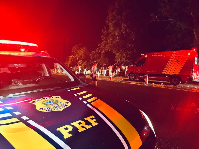 Nove pessoas ficam feridas em acidente envolvendo Ã´nibus e caminhÃ£o na BR 277