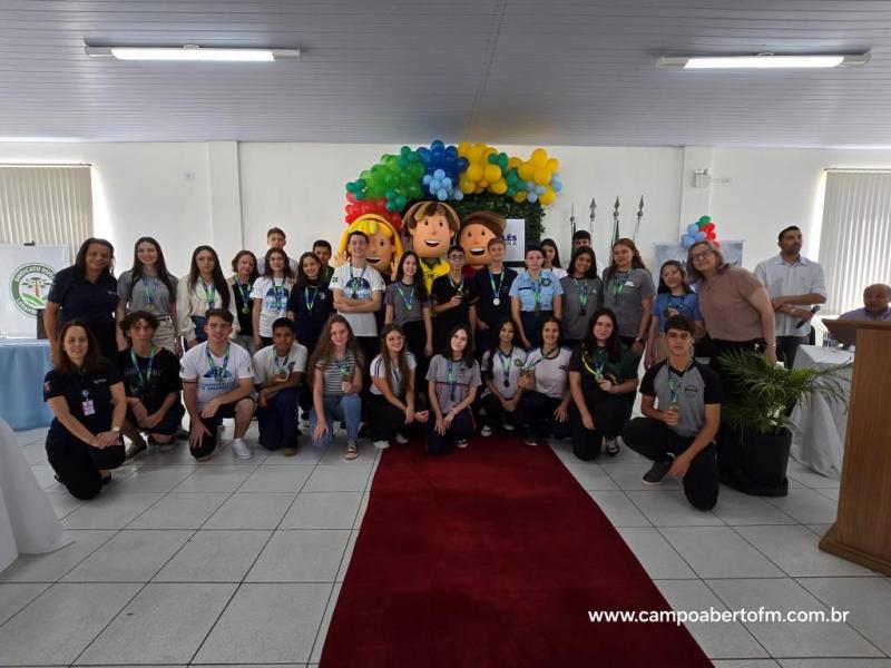 NRE realizou evento com entrega de premios, encontro de estudantes e recepção das diretoras do Ganhando o Mundo