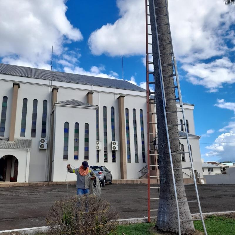 Preparativos para o Natal iniciam na PraÃ§a da Matriz Santâ€™Ana