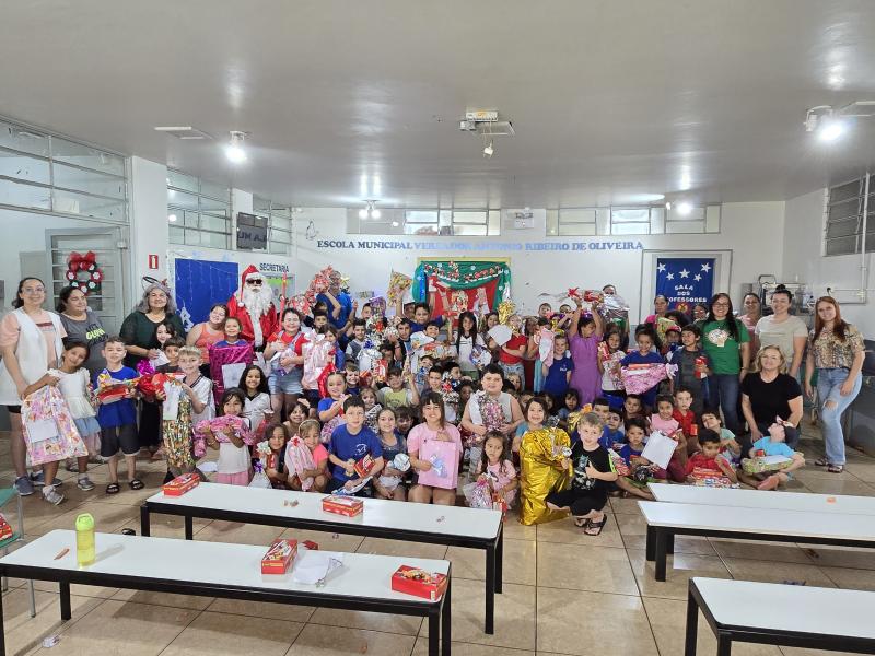 Papai Noel dos Correios entregou os Ãºltimos presentes na tarde desta sexta em Laranjeiras do Sul