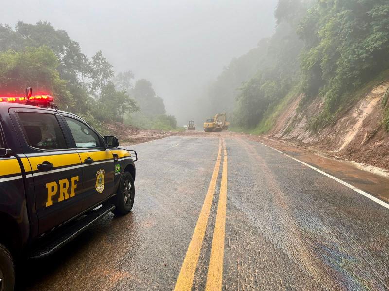 InterdiÃ§Ã£o total na BR-277 na Serra da EsperanÃ§a permanece devido ao risco de mais deslizamentos