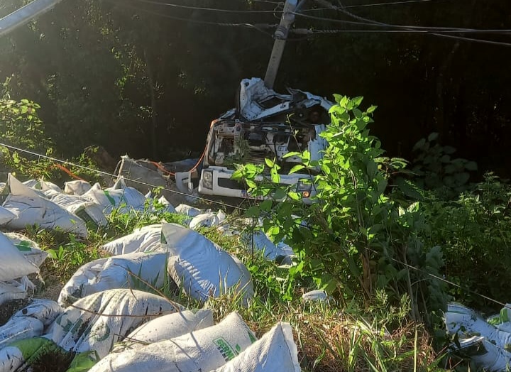 Marquinho: Motorista fica gravemente ferido apÃ³s tombamento prÃ³ximo ao Rio do Cobre 