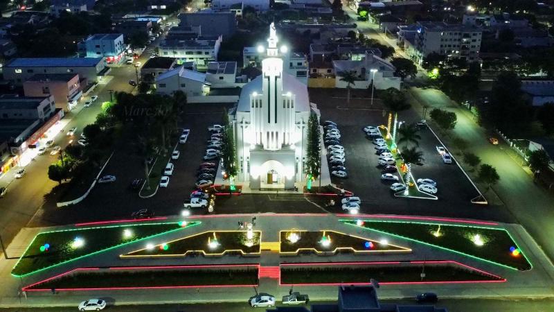 PraÃ§a da Igreja Matriz SantÂ´Ana recebeu o colorido para a Missa e Cantata de Natal