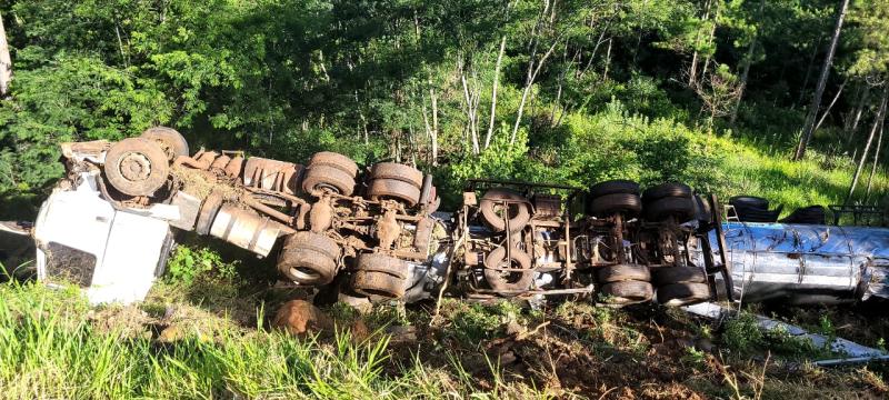 LS: Carreta tomba apÃ³s colisÃ£o com caminhonete na PR 158
