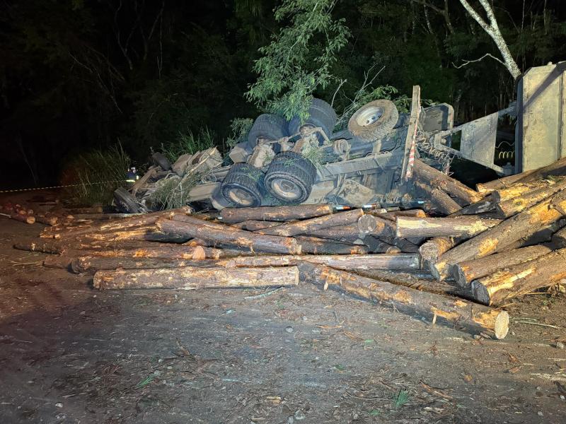 Marquinho: Motorista morre apÃ³s tombar caminhÃ£o carregado com madeira