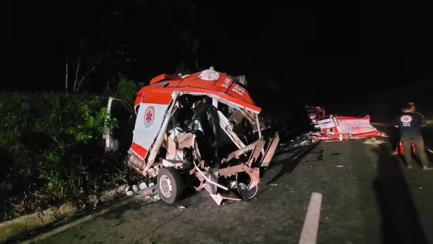 P. Frontin: TrÃªs socorristas e um paciente morrem em batida entre ambulÃ¢ncia e caminhÃ£o 
