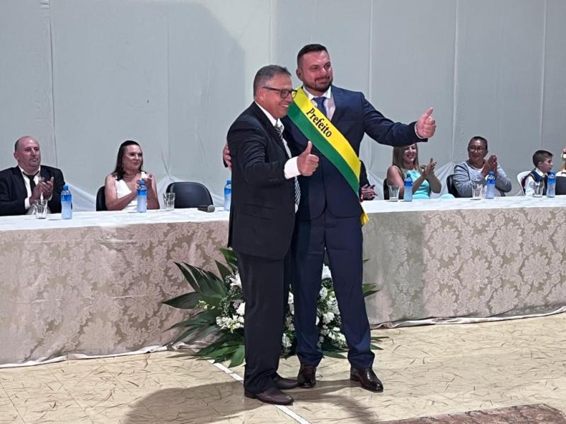 Em Virmond, Fernando Mierzva foi empossado em cerimÃ´nia realizada no GinÃ¡sio de Esportes Paulo Paliski