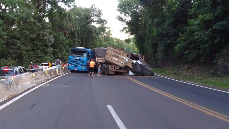 N. Laranjeiras: Carga de adubo Ã© saqueada apÃ³s tombamento na BR 277