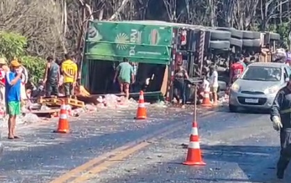 N. Laranjeiras: Carreta carregada com bebidas tomba na ponte do Rio das Cobras 