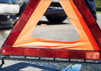 LS: Condutor sofre ferimentos graves apÃ³s atingir veÃ­culo estacionado