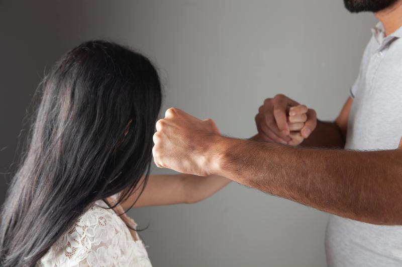 Cantagalo: Mulher é agredida e ameaçada de morte pelo companheiro adolescente