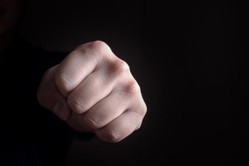 LS: Homem tenta enforcar garçom e agride cozinheira em estabelecimento comercial