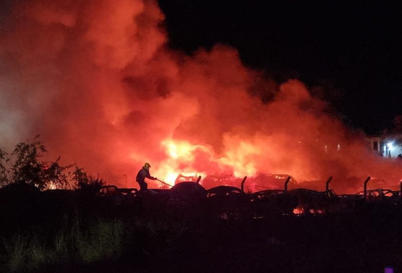 Cascavel: Grande incêndio destrói centenas de veículos no pátio do Detran
