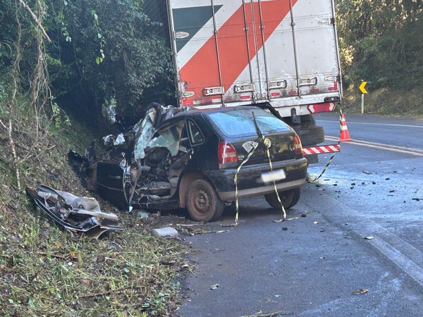Chopinzinho: Cinco jovens morrem e bebÃª fica ferida apÃ³s grave acidente entre carro e caminhÃ£o na BR-373