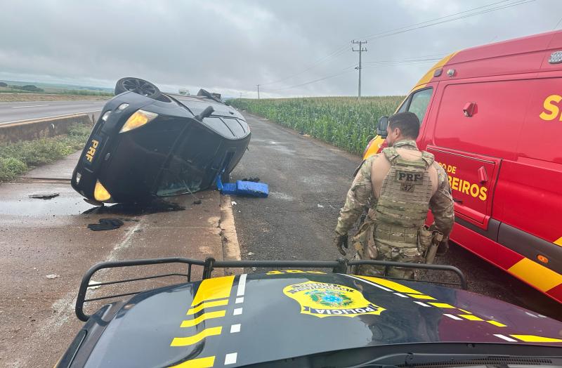 Carro completamente carregado com maconha tomba ao tentar fugir da PRF