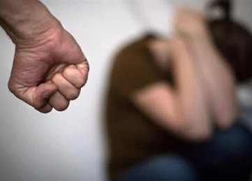 LS: Mulher chama a atenÃ§Ã£o de convivente e Ã© agredida por ele com controle remoto