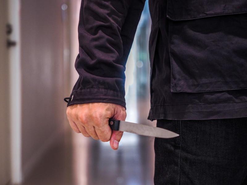 LS: Mulher Ã© esfaqueada por desconhecido em via pÃºblica e fica gravemente ferida