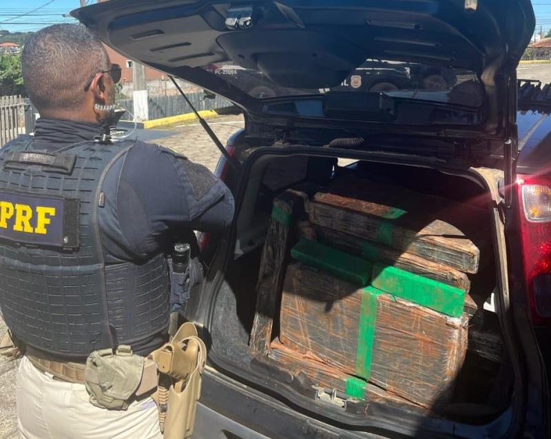 CandÃ³i: PRF apreende mais de 155 quilos de maconha em veÃ­culo que ostentava placas falsas na BR-277