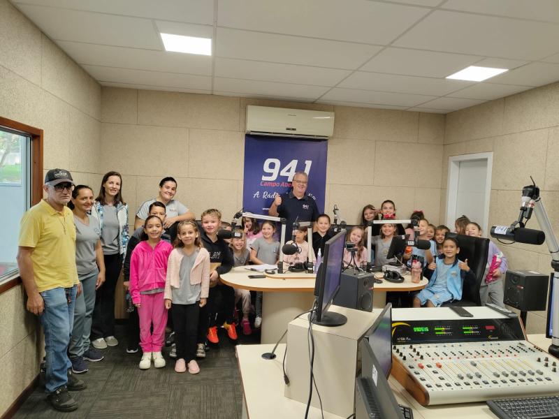 RBI: Alunos do 2º Ano A da Escola Municipal CERBI vivenciam na prática os meios de comunicação com visita à Rádio Campo Aberto FM