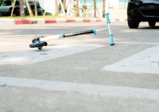 LS: VeÃ­culo atropela mulher de patinete e foge sem prestar socorro