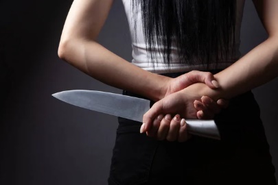 Cantagalo: ApÃ³s discussÃ£o, mulher agride companheiro com golpe de faca