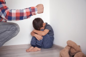 RBI: Filho de 11 anos é agredido pelo pai e tem o celular quebrado