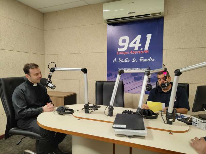Padre Cristian Jardim da Paróquia Santo Antônio de Pádua visita a Campo Aberto FM