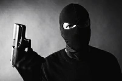 Cantagalo: Bandido rende mulher, assalta loja e rouba celular e dinheiro
