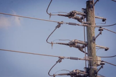 RBI: Ladrões furtam postes e fiação elétrica de propriedade no assentamento
