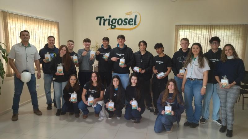 Estudantes de Guaraniaçu visitam Moinho Coprossel e conhecem processo de industrialização do trigo