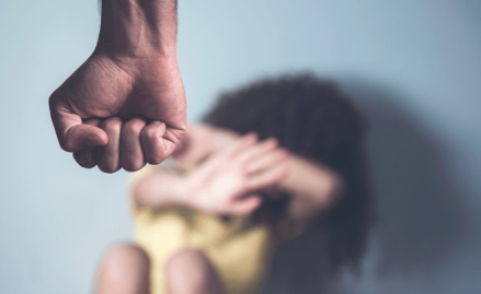 LS: Mulher é agredia com mata-leão e tapas no rosto pelo companheiro