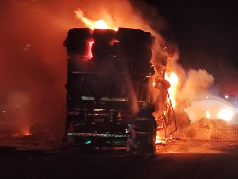 C. Bonito: Colisão envolvendo duas carretas na BR 277 deixa uma pessoa morta