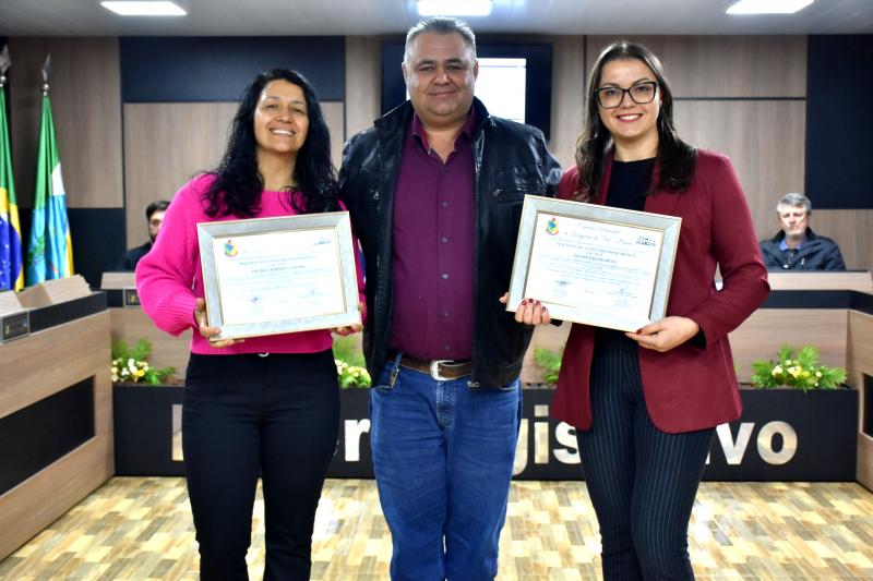 Professoras Eronice Leandro Ribeiro e Eliane Faccin Melo receberam homenagem na Câmara de Vereadores