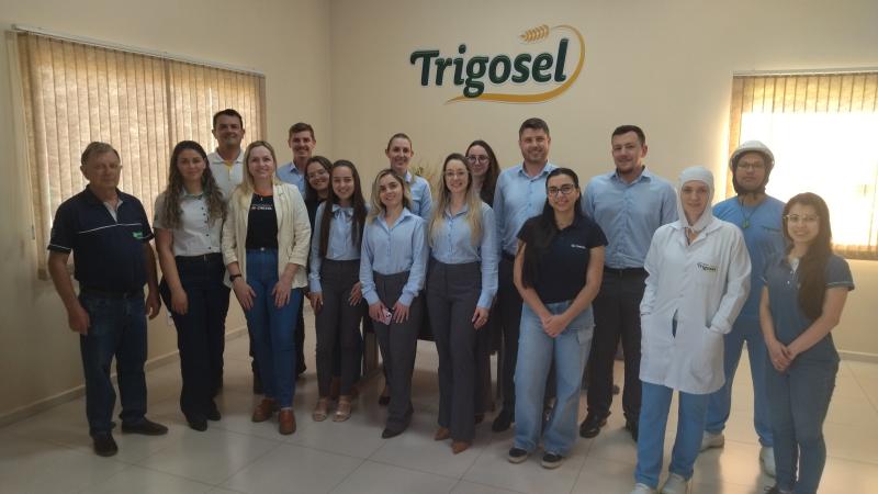 Colaboradores da Cresol Vale das Águas conhecem processo de industrialização do Moinho da Coprossel
