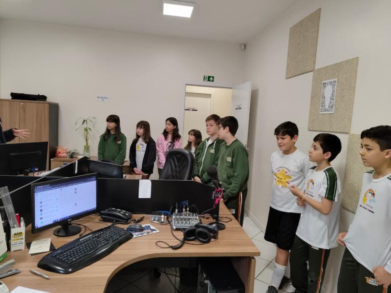 lS: Alunos da Escola Anjo da Guarda visitam a Campo Aberto FM