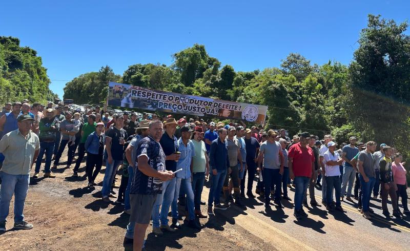 RBI: Mobilização de produtores de leite bloqueia 158