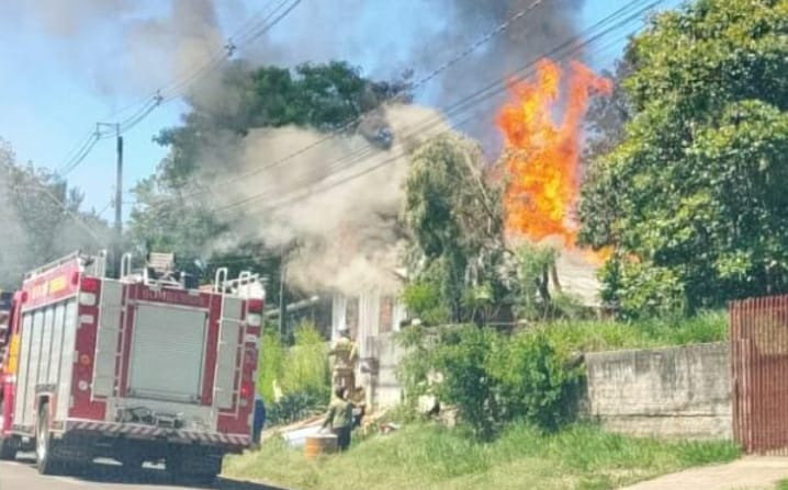 LS: Casa é destruída pelo fogo no bairro São Francisco