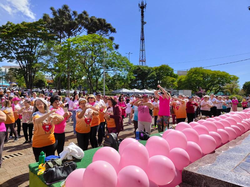 Caminhada Outubro Rosa mobiliza centenas de mulheres em Laranjeiras do Sul