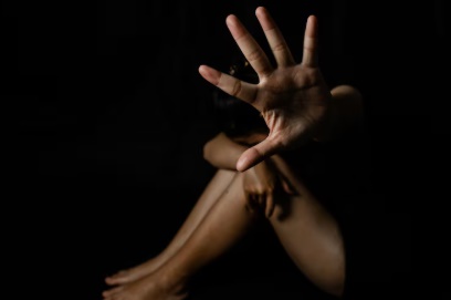 RBI: Após desentendimento, homem lança álcool sobre a mulher e ameaça atear fogo 