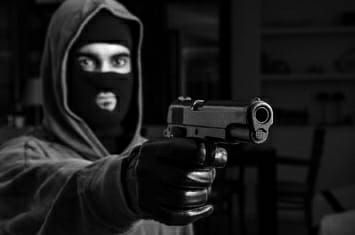 NL: Bandidos armados assaltam homem em via pública e roubam celular