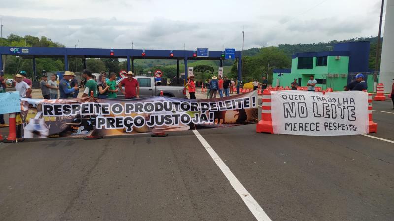 Encerrada a manifestação dos produtores de leite na praça de pedágio de Laranjeiras do Sul