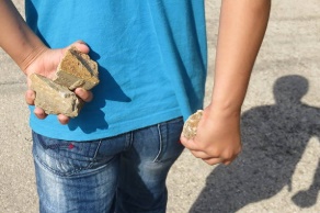 LS: Indivíduo é agredido com pedrada em praça pública por adolescente