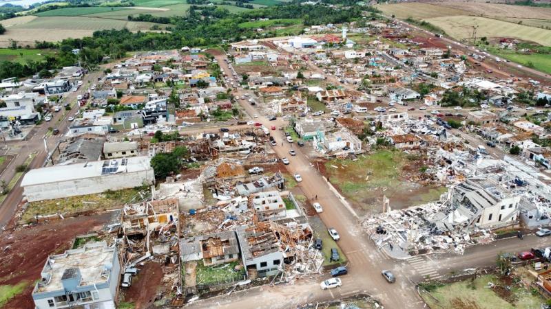 Tornado causa devastação em Rio Bonito do Iguaçu; Governo do Estado decreta calamidade pública
