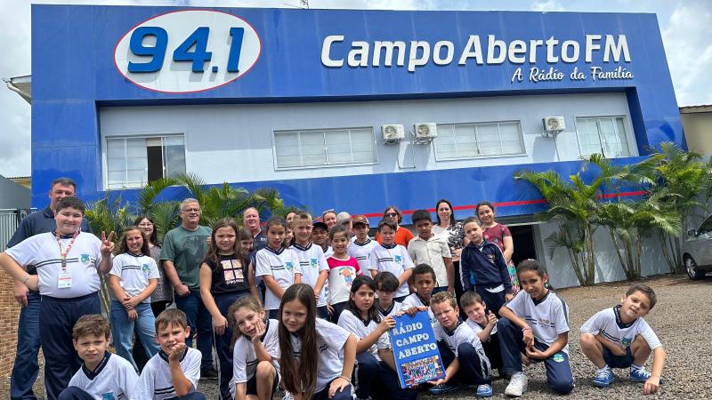 Alunos visitam Campo Aberto FM e entregam livro produzido no projeto “Conhecendo a Minha Cidade”