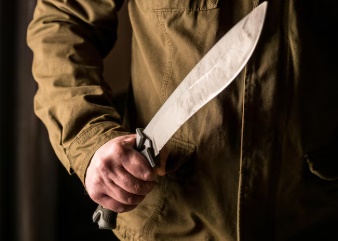 LS: Homem ameaça vizinhos com facão e investe contra a PM