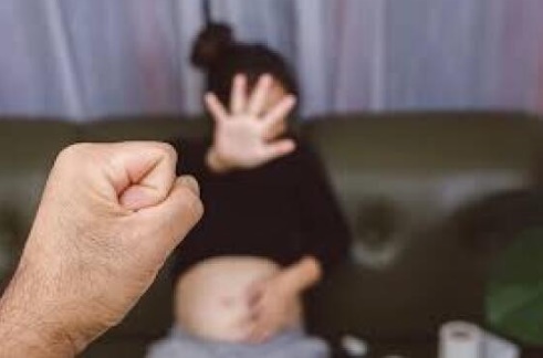 LS: Adolescente grávida é agredida com socos na barriga pelo namorado