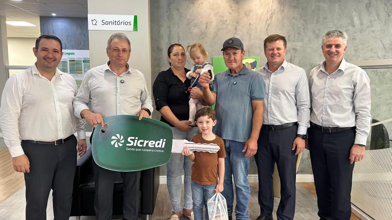 Sicredi Grandes Lagos PR/SP entrega Ford Ranger zero km ao ganhador da Campanha Sorte Premiada