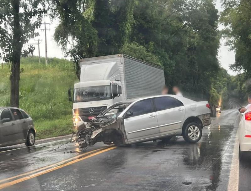 Cinco pessoas morrem em gravíssimo acidente entre Ampére e Realeza no PR