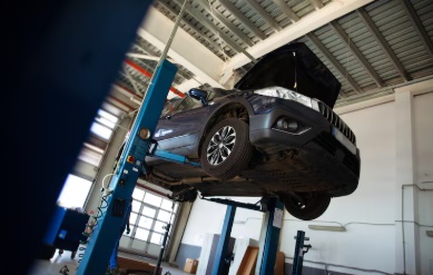 LS: Veículo despenca de elevador em oficina e atinge mecânico