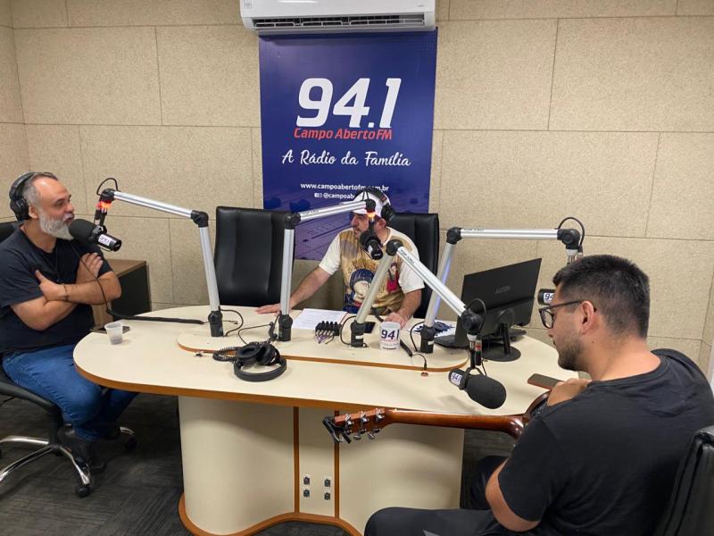 Cantor católico Fernando Vinhote visita a Rádio Campo Aberto